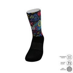 Αθλητικές κάλτσες ποδηλασίας με πολύχρωμα μοτίβα και τεχνολογία απομάκρυνσης υγρασίας. Ιδανικές για άσκηση με mesh αερισμό και stretch εφαρμογή.