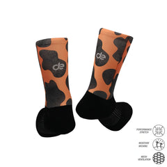 Ζεύγος Cow ποδηλατικών καλτσών με μοτίβο αγελάδας και τεχνολογία συμπίεσης. Κατάλληλες για αθλητική χρήση και υψηλή απόδοση.