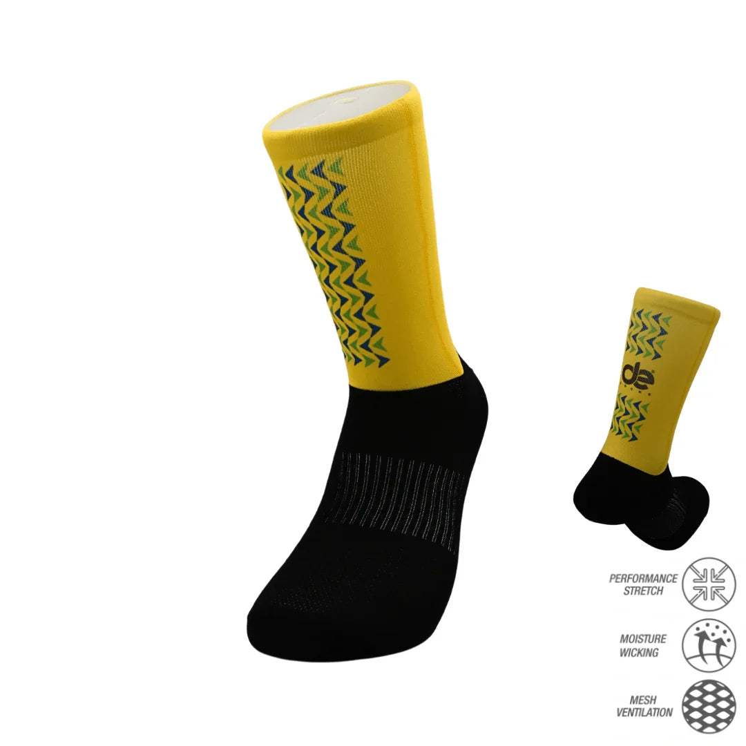 Κάλτσες ποδηλασίας εκτύπωση Yellow arrows με άνεση και διαπνοή. Ιδανικές για αθλητική χρήση με τεχνολογία mesh και υποστήριξη συμπίεσης.