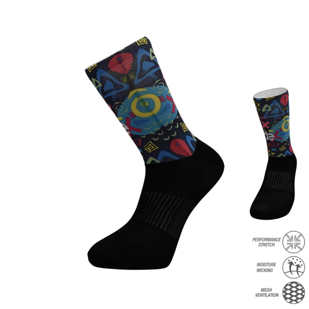 Ποδηλατικές κάλτσες με εκτύπωση Playfull σε μαύρο και πολύχρωμο σχέδιο. Κάλτσες ποδηλασίας συμπίεσης με διαπνοή και υποαλλεργικά νήματα.