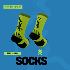 Διαφημιστικό banner για τις αθλητικές κάλτσες Τρέχα Γυρεύ με φόντο μπλε και πράσινο, τονίζοντας τη χρήση τους στο τρέξιμο.
