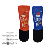 Χριστουγεννιάτικες αθλητικές κάλτσες τρεξίματος σε κόκκινο και μπλε με σχέδιο Ho Ho Ho. Άνεση και υποστήριξη για δρόμο και μονοπάτια.