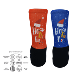 Χριστουγεννιάτικες αθλητικές κάλτσες τρεξίματος σε κόκκινο και μπλε με σχέδιο Ho Ho Ho. Άνεση και υποστήριξη για δρόμο και μονοπάτια.