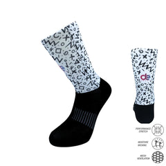 Κάλτσες Geometric - Ποδηλατικές εκτύπωση με μαύρο πέλμα και λευκό σχέδιο, ιδανικές για διαπνοή και άνεση σε ποδηλασία.
