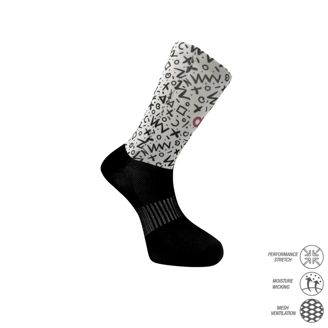 Κάλτσα ποδηλασίας Geometric printed performance cycling socks crew μεσαίου ύψους με ασπρόμαυρο γεωμετρικό σχέδιο και τεχνολογία διαπνοής για αθλητική χρήση.