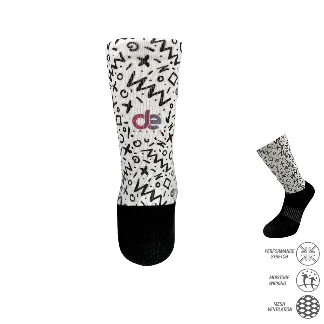 Κάλτσα ποδηλασίας Geometric printed performance cycling socks crew με ασπρόμαυρο γεωμετρικό μοτίβο και μαύρο πέλμα, ιδανική για αθλητική χρήση.