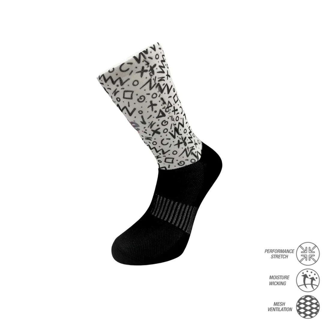 Geometric printed performance cycling socks crew σε λευκό και μαύρο, με ζώνες ήπιας συμπίεσης και πλέξη για διαπνοή. Ιδανικές για έντονη ποδηλασία.