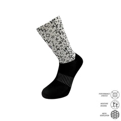 Geometric printed performance cycling socks crew σε λευκό και μαύρο, με ζώνες ήπιας συμπίεσης και πλέξη για διαπνοή. Ιδανικές για έντονη ποδηλασία.