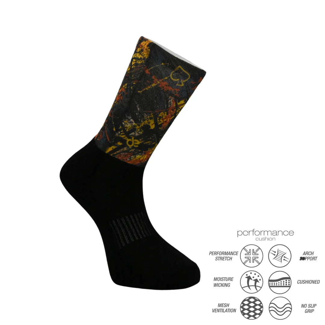 Τεχνικές κάλτσες tattoo printed crew με ενίσχυση στη φτέρνα και πλέξη mesh για αερισμό, ιδανικές για αθλητική χρήση σε κάθε διαδρομή.