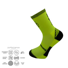 Προφίλ αθλητικής κάλτσας για τρέξιμο με ενισχυμένες περιοχές και επιγραφή PERFORMANCE, σχεδιασμένη για σταθερότητα και άνεση.