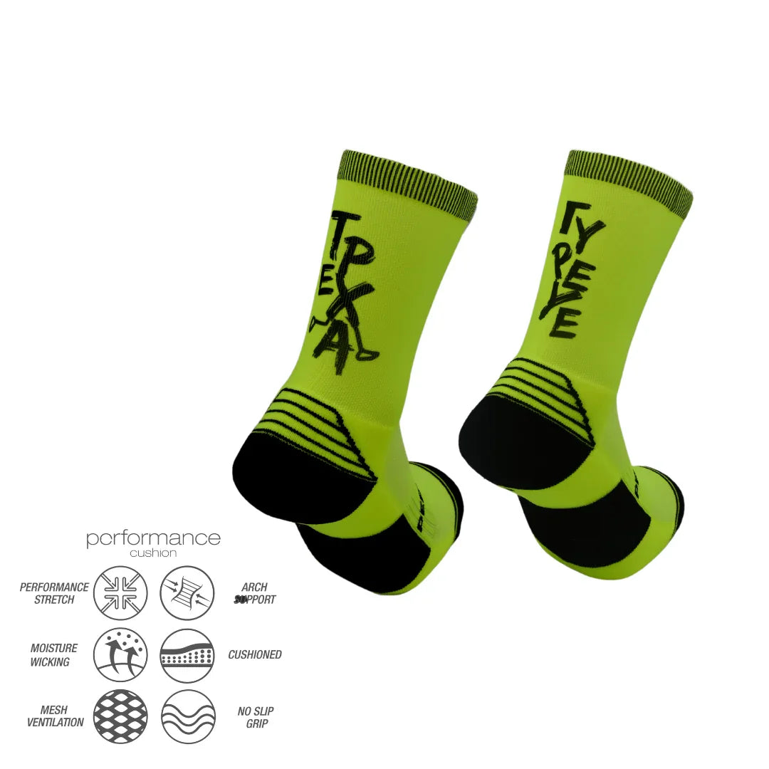 Αθλητικές κάλτσες για τρέξιμο με εκτύπωση Τρέχα Γυρεύ σε έντονο πράσινο χρώμα, με ενισχυμένες ζώνες και τεχνολογία διαπνοής για δρομείς.