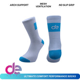 Κάλτσες Τένις Pro Grip σε λευκό και γαλάζιο με αντιολισθητική στήριξη, ενίσχυση καμάρας και αερισμό. Ιδανικές για άνεση και σταθερότητα στο τένις.