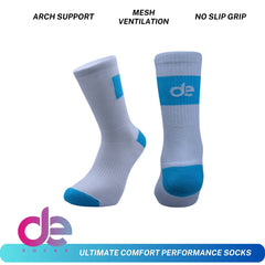 Κάλτσες Τένις Pro Grip σε λευκό και γαλάζιο με αντιολισθητική στήριξη, ενίσχυση καμάρας και αερισμό. Ιδανικές για άνεση και σταθερότητα στο τένις.