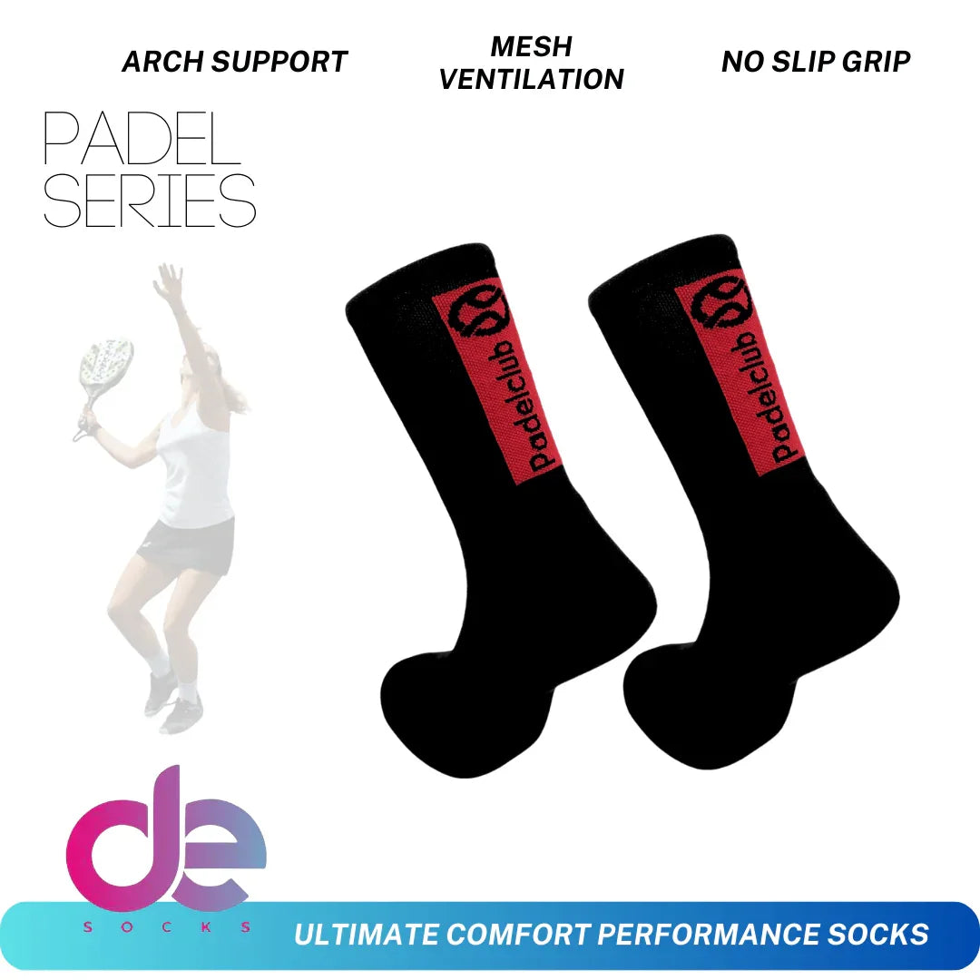 Κάλτσες Τένις & Padel Pro Grip με αντιολισθητική στήριξη και ενίσχυση καμάρας σε μαύρο χρώμα με κόκκινο λογότυπο Padelclub, ιδανικές για padel.