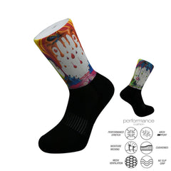 Κάλτσες τρεξίματος με εκτύπωση dynamic rain colors printed crew σε μαύρη βάση με πολύχρωμο σχέδιο και τεχνολογία απορρόφησης κραδασμών.