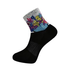 Αθλητικές Κάλτσες Τριάθλου & Ποδηλασίας Speedstroke με πολύχρωμο graffiti σχέδιο και μαύρη βάση για άνεση και σταθερότητα σε ποδηλασία και τρέξιμο.