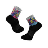 Αθλητικές κάλτσες τριάθλου & ποδηλασίας Speedstroke με πολύχρωμο σχέδιο graffiti και μαύρη βάση, ιδανικές για ποδηλασία και τρέξιμο.