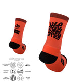 Κάλτσες Τρεξίματος WRC - Αθλητικές κάλτσες σε πορτοκαλί χρώμα με μαύρη εκτύπωση 'WE RUN CREW', ιδανικές για προπονήσεις και αγώνες.