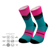 Αθλητικές κάλτσες τρεξίματος desocks σε τρία χρώματα με εργονομική εφαρμογή, διαπνέουσα πλέξη και αντικραδασμικές ζώνες για υψηλή απόδοση.