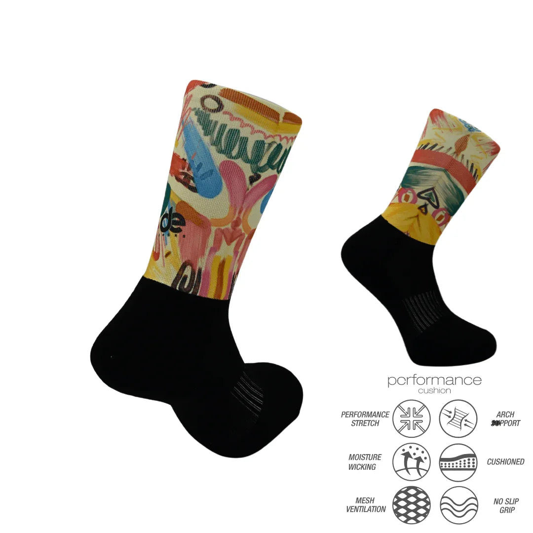 Ζευγάρι αθλητικών καλτσών τρεξίματος με πολύχρωμο σχέδιο και τεχνολογία performance cushion για άνεση και σταθερότητα.