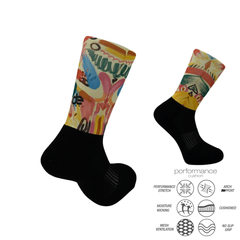 Ζευγάρι αθλητικών καλτσών τρεξίματος με πολύχρωμο σχέδιο και τεχνολογία performance cushion για άνεση και σταθερότητα.