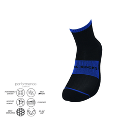 Μπροστινή όψη από τις αθλητικές κάλτσες για τρέξιμο trail running socks b/b με μπλε λεπτομέρειες και τεχνολογία απορρόφησης υγρασίας. Ιδανικές για απαιτητικές διαδρομές trail.