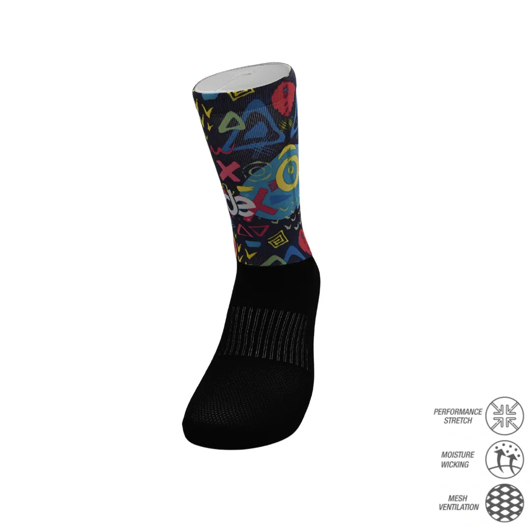 Αθλητικές κάλτσες ποδηλασίας με πολύχρωμα μοτίβα και τεχνολογία απομάκρυνσης υγρασίας. Ιδανικές για άσκηση με mesh αερισμό και stretch εφαρμογή.