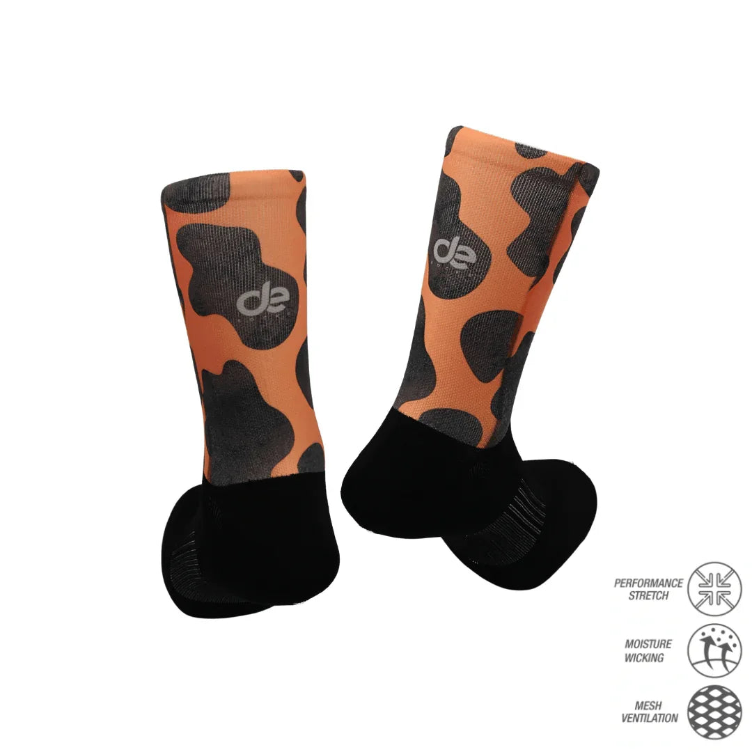 Ζεύγος Cow ποδηλατικών καλτσών με μοτίβο αγελάδας και τεχνολογία συμπίεσης. Κατάλληλες για αθλητική χρήση και υψηλή απόδοση.