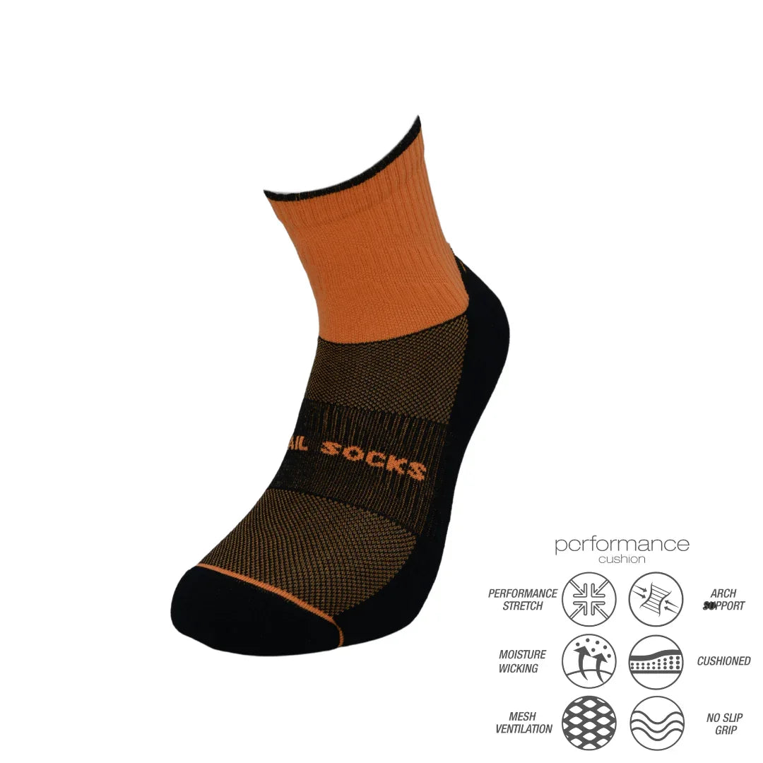 Trail running socks Orange με διαπνέον πλέξη και τεχνικό σχεδιασμό για απόδοση και άνεση σε κάθε τρέξιμο. Ενισχυμένη καμάρα και απορρόφηση κραδασμών.
